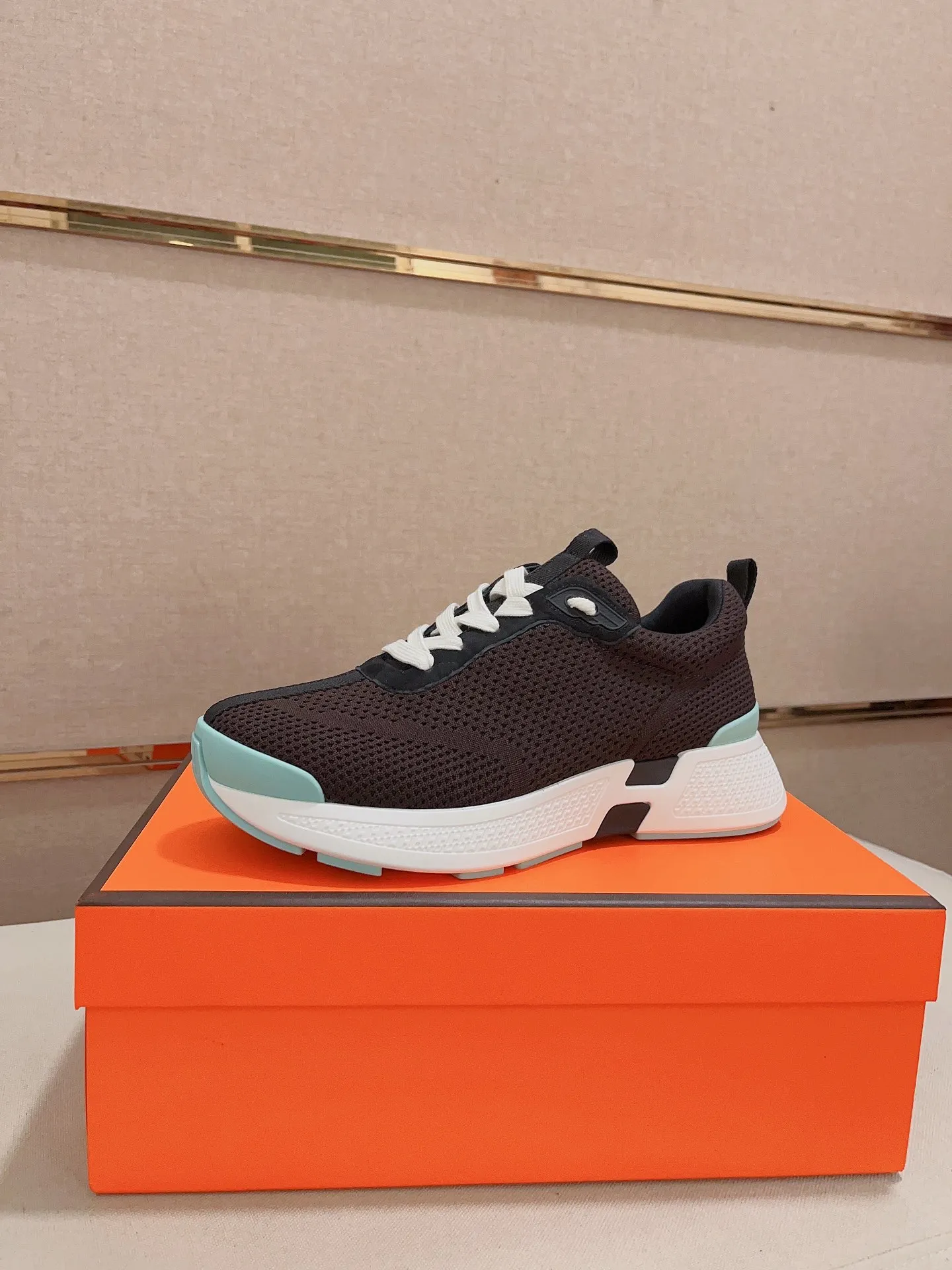 Factory price: 540💰《HERMES》【Classic original single version】Hermès; top 🔝purchasing agent🔍🔍men's latest 🇺🇸 counter sales simultaneously, original imported from Italy ▲▲silk cowhide with breathable fabric ▲▲ (high-end ·Exquisite·Grade) Exquisite workmanship (Italian 🇮🇹Imported water-dyed 🐂cowhide lining) Sole: Original sole provided by the original factory, ⚠️Exclusive double-layer activity·TPR·Rubber·Combined molded outsole; Super·comfortable·wear-resistant·non-slip·environmental protection The real thing is more beautiful if you take the real thing (high quality, follow the order), you can enter and exit the counter at will * Number of yards: 38·39·40·41·42·43·44# (can be customized 45.)